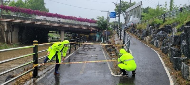 성남시 관계자들이 18일 오전 탄천 및 지천 진출입로를 통제 중이다. 사진 제공 = 성남시