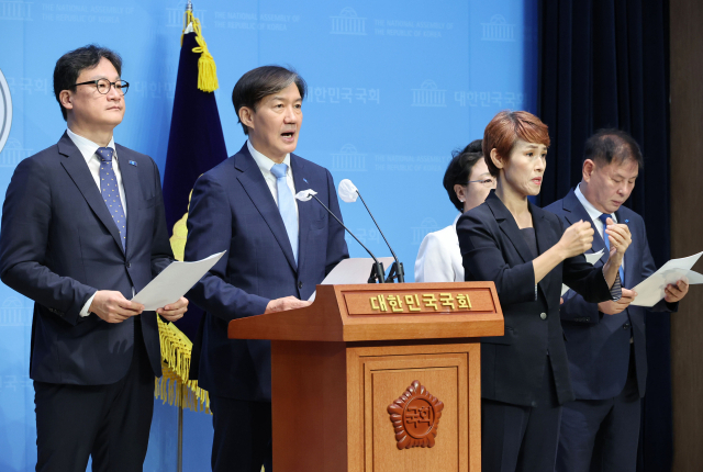 조국 조국혁신당 당대표 후보자를 비롯한 전당대회 출마자들이 18일 오전 국회 소통관에서 국민의힘 전당대회 폭로·자백 수사촉구 기자회견을 하고 있다. 연합뉴스