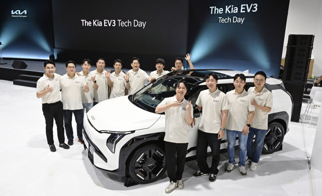 기아의 첫 전기 콤팩트 스포츠유틸리티차량(SUV)인 EV3의 기술 개발을 담당한 연구원들이 ‘더 기아 EV3 테크 데이’에서 기념 촬영을 하고 있다. 사진 제공=기아