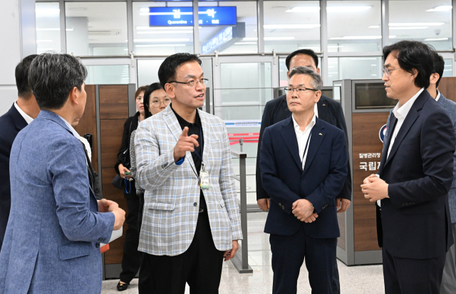 최상모 부총리 겸 기획재정부 장관이 17일 '외국인 방한관광 활성화'와 관련 제주 서귀포 강정 크루즈항을 현장방문해 출입국심사 현장을 점검하고 있다.사진=기재부