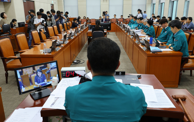 18일 국회에서 행정안전위원회 전체회의가 열리고 있다. 이날 국민의힘 의원들은 신정훈 위원장이 이달희 의원의 의사진행 발언을 중단시킨 것에 대해 항의하며 퇴장했다. 연합뉴스