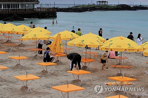 '제주도 평상 대여료가 무려 6만원?'…파라솔 가격은 2만원으로 인하