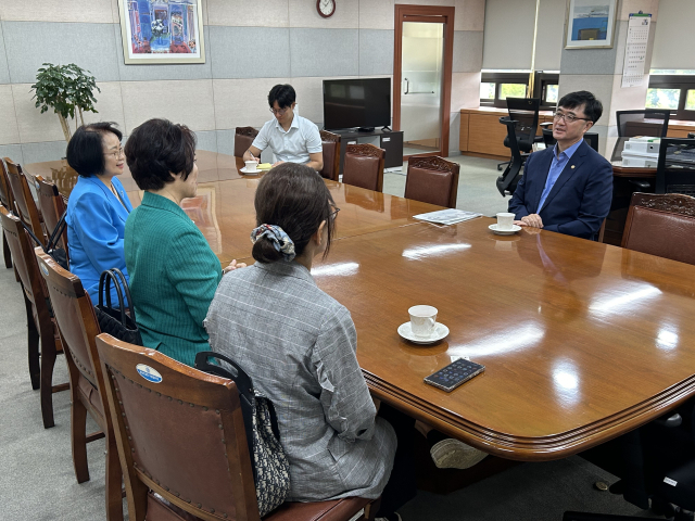 임기근(오른쪽 첫번째) 조달청장이 한국여성경제인협회 임원들과 대화를 나누고 있다. 사진제공=조달청