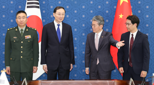 김홍균 외교부 1차관이 18일 서울 종로구 외교부 청사에서 열린 한중 외교안보대화에 앞서 쑨웨이둥 중국 외교부 부부장의 자리를 안내하고 있다. 왼쪽부터 장바오췬 중국 중앙 군사위 국제군사협력판공실 부주임, 쑨웨이둥 중국 외교부 부부장, 김홍균 1차관, 이승범 국방부 국제정책관. 뉴스1