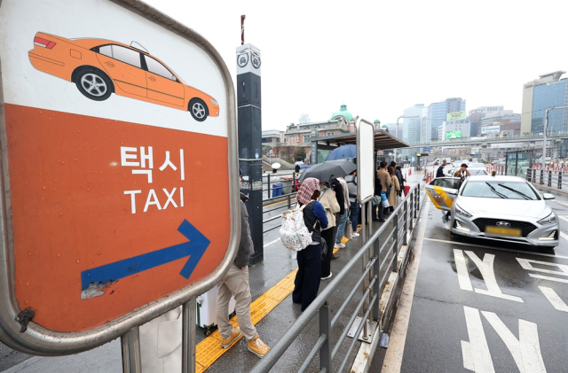 택시 탈 때마다 '고령 기사님'…젊은 세대는 배달·택배로 이동