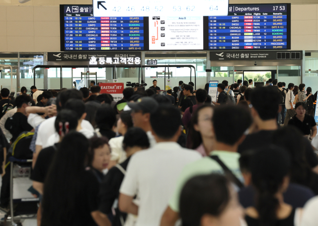 ‘MS 클라우드’ 오류로 몇몇 항공사들의 발권·예약 시스템이 마비된 19일 오후 제주국제공항 내부가 승객들로 크게 붐비고 있다. 제주=연합뉴스