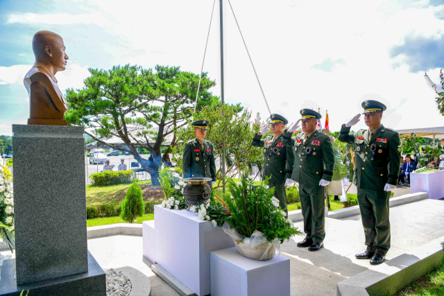 19일 해병대 제1사단 내 추모공원에서 경북 예천 실종자 수색작전 순직자 1주기 추모식이 거행되고 있다. 김계환 해병대사령관(가운데)과 주일석 해병대 제1사단장, 노재복 제1포병여단장이 경례를 하고 있다. 사진 제공=해병대사령부