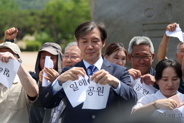 조국 조국혁신당 당 대표가 지난 5월 22일 고 전두환 대통령 호를 딴 경남 합천군 합천읍 일해공원 입구에서 공원 명칭 변경을 촉구하는 입장문 발표에 앞서 ‘일해공원’이 적힌 종이를 찢고 있다. 연합뉴스