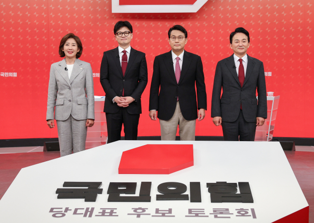 19일 서울 양천구 SBS 스튜디오에서 열린 국민의힘 제6차 전당대회 당대표 후보 방송토론회에 나선 나경원(왼쪽부터), 한동훈, 윤상현, 원희룡 후보가 기념 촬영하고 있다. 연합뉴스