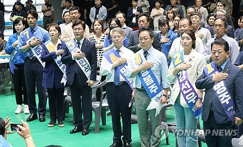 더불어민주당 새 지도부 선출을 위한 전당대회를 앞두고 20일 제주시 한라체육관에서 열린 합동연설회에서 전현희·한준호·이언주·김민석·민형배·정봉주·강선우·김병주 최고위원 후보(왼쪽부터)가 국민의례를 하고 있다. 연합뉴스