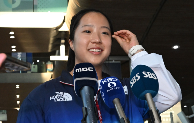 탁구대표팀 신유빈이 21일(한국 시간) 한국 선수단 본단과 함께 파리 샤를 드골 공항에 도착해 인터뷰를 하고 있다. 파리=올림픽사진공동취재단