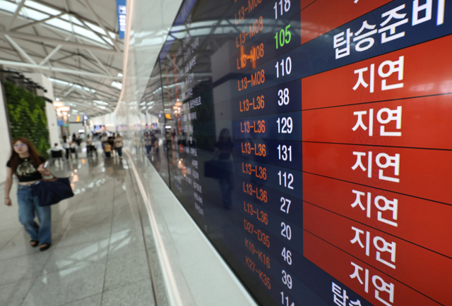 21일 인천국제공항 출국장 전광판에 항공편 지연을 알리는 안내가 표시되고 있다. 뉴스1