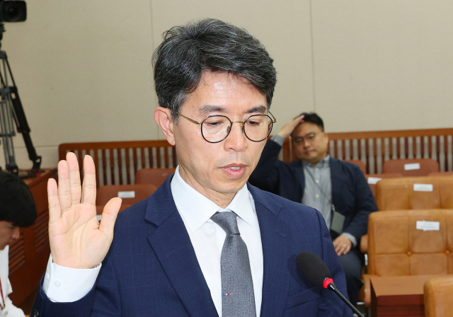 김완섭 환경부 장관 후보자가 22일 국회 환경노동위원회에서 열린 김완섭 환경부 장관 후보자 인사청문회에서 선서하고 있다. 연합뉴스