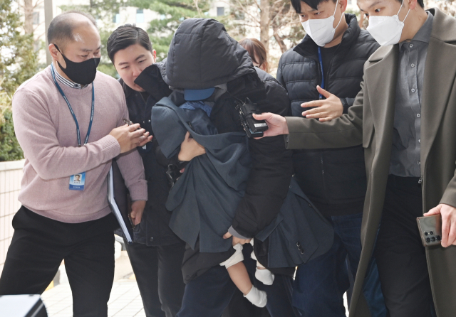 유흥업소 여실장과 함께 배우 고 이선균씨를 협박해 금품을 뜯은 혐의를 받는 20대 여성이 지난해 12월 28일 인천시 미추홀구 인천지법에서 열린 구속 전 피의자 심문(영장실질심사)에 출석하고 있다. 연합뉴스