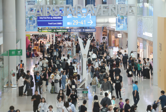 인천국제공항 1터미널 면세구역에서 여행객들이 이동하고 있다. 연합뉴스