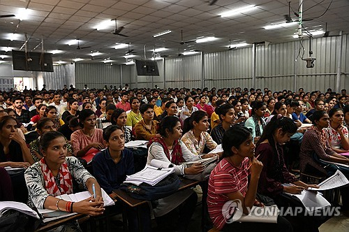 아들 결혼에 4500억 쓰는 亞 최대부호 있는데…실업자 넘쳐 청년들은 공무원에 '올인' 하는 '이 나라' 왜?