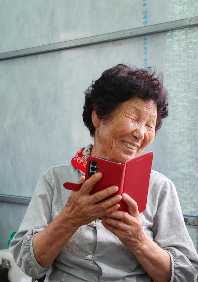 ‘자녀 경보’ 문자를 받은 경남 창녕군의 한 어르신이 환하게 웃고 있다. 한덕수 국무총리 페이스북 캡쳐.