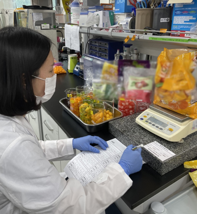 경기도보건환경연구원 관계자가 온라인에서 판매중인 까먹는 젤리에 대한 검사를 진행하고 있다. 사진 제공 = 경기도보건환경연구원