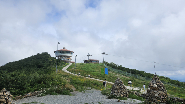 관광객들이 강원도 정선 강원랜드에서 ‘운탄고도 케이블카’에서 내려 풍경을 즐기고 있다.