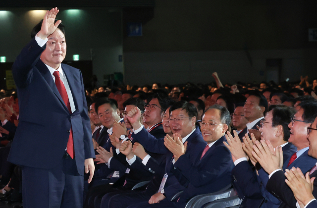 [속보] 尹 '전당대회, 단결과 통합의 새 역사 여는 자리 기록될 것'