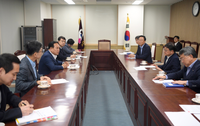 이권재 오산시장은 23일 오후 서울 성동구 KD운송그룹 본사를 찾아 교통 현안을 설명하고 있다. 사진 제공 = 오산시