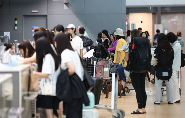 지난 17일 인천국제공항 제2여객터미널 출국장에서 휴가철을 맞은 여행객들이 탑승 수속을 위해 이동하고 있다.연합뉴스