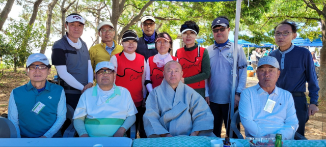 화방클럽 회원들이 단체사진을 촬영하고 있다. 화방클럽 제공