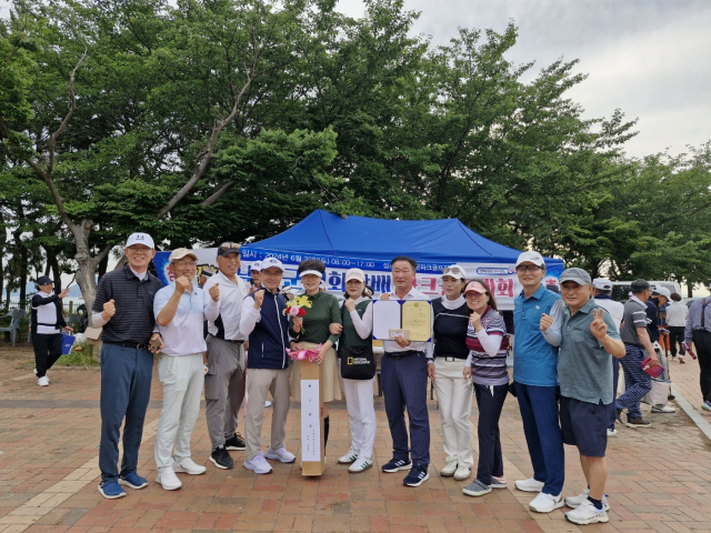 지난 25일 열린 남해군파크골프협회장배 파크골프대회에 참여한 화방클럽 회원들. 화방클럽 제공