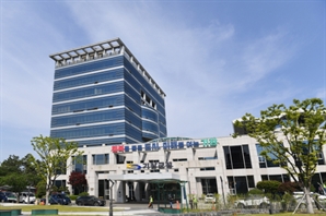 부산 기장군 장안천에 기름 20톤 유입…물고기 폐사