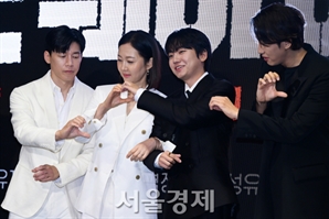 김무열·염정아·성유빈·이광수, 하트 열차 제작 중 [SE★포토]