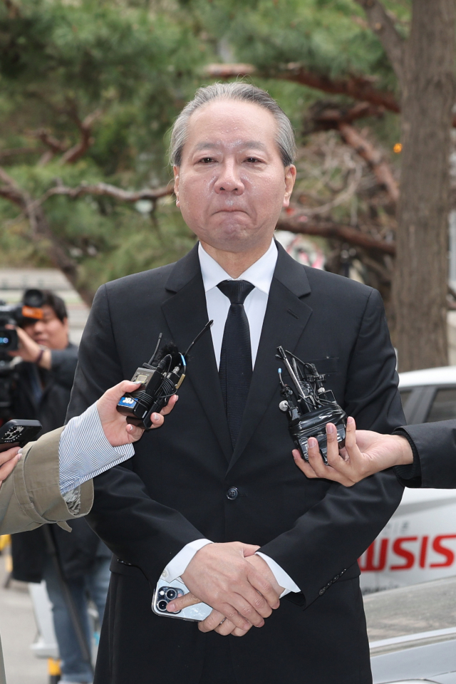 주수호 대한의사협회 비상대책위원회 언론홍보위원장이 의료법 위반 등 혐의 관련 조사를 받기 위해 지난 3월 25일 오전 서울 마포구 서울경찰청 공공범죄수사대에 출석하며 취재진의 질문을 경청하고 있다. 연합뉴스