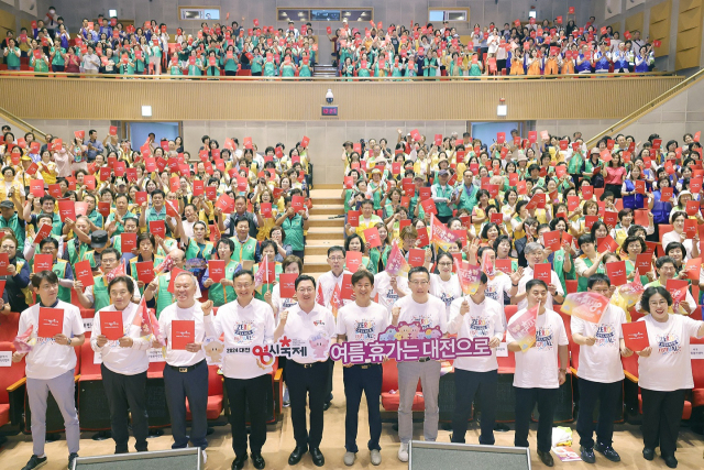 이장우(앞줄 왼쪽에서 다섯번째) 대전시자이 ‘대전0시축제 자원봉사’ 발대식을 갖고 참석자들과 축제 성공을 다짐하고 있다. 사진제공=대전시