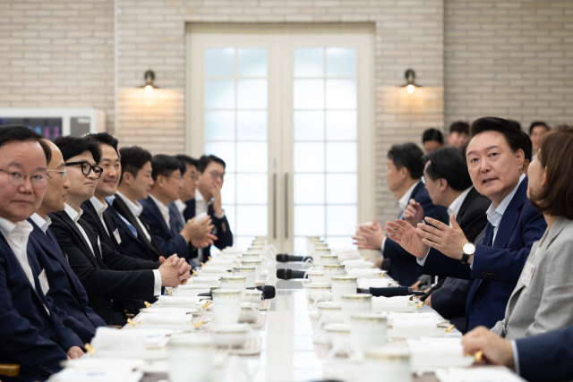 윤석열 대통령이 24일 서울 용산 대통령실 앞 파인그라스에서 열린 국민의힘 신임 지도부 초청 만찬에 참석해 발언하고 있다. 이날 만찬에는 한동훈 대표와 추경호 원내대표 등 신임 지도부와 당 대표 후보 출마자, 대통령실 수석비서관급 이상 참모진이 참석했다. 사진 제공=대통령실