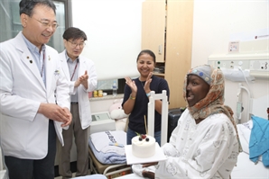 아프리카 20대 女, 한국서 얼굴 반쪽 덮은 종양 떼고 ‘새 미소’