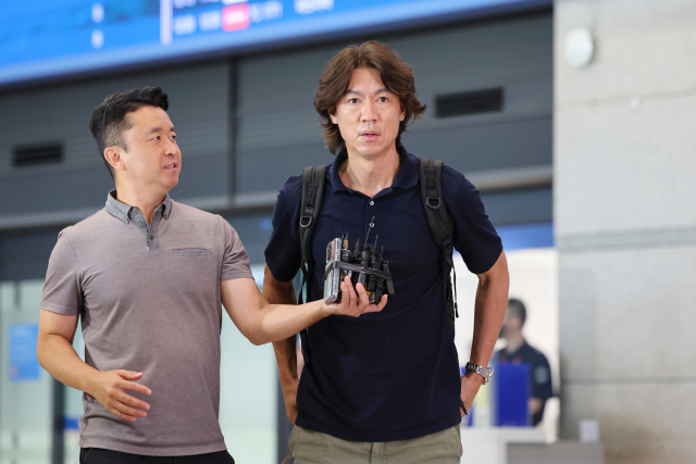 홍명보 축구 국가대표팀 감독이 유럽 출장을 마치고 25일 오전 인천국제공항 제1여객터미널을 통해 귀국했다. 연합뉴스