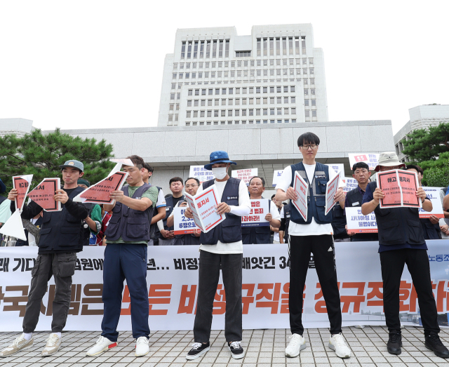 25일 서울 서초구 대법원 앞에서 열린 한국지엠 비정규직 불법파견 대법원 선고에 대한 입장 발표 기자회견에서 당사자들인 금속노조 한국지엠비정규직회 소속 조합원들이 해고통지서를 찢는 퍼포먼스를 하고 있다. 연합뉴스