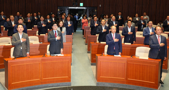 국민의힘 한동훈 대표, 황우여 비상대책위원장, 추경호 원내대표 등이 25일 오전 국회에서 열린 의원총회에서 국민의례를 하고 있다. 연합뉴스