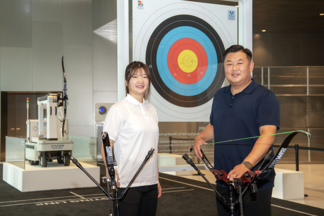 양궁 금메달리스트인 오진혁(오른쪽)·강채영 선수가 25일 현대차그룹의 양궁 체험 행사에 참여해 기념 촬영을 하고 있다. 사진 제공=현대차그룹