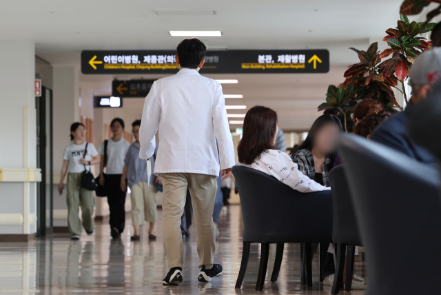 25일 서울 시내 한 대학병원에서 의료 관계자가 이동하고 있다. 연합뉴스