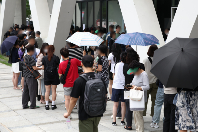 25일 오전 서울 강남구 위메프 본사에서 정산 지연 사태 관련 고객들이 환불 차례를 기다리고 있다. 연합뉴스