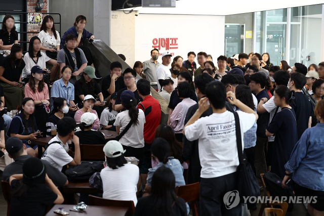 25일 오전 서울 강남구 위메프 본사에서 정산 지연 사태와 관련 고객들이 환불 차례를 기다리고 있다. 연합뉴스