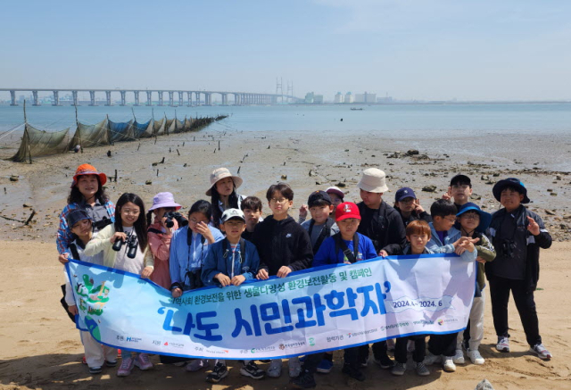 현대제철이 진행한 어린이 과학교실 '나도 시민과학자' 프로그램에 참여한 당진지역 어린이들이 기념사진을 촬영하고 있다. 사진제공=현대제철