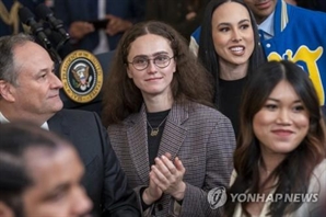 "자식 없는 여자" 밴스 '막말'에 "없긴 왜 없어" 해리스 의붓딸 등 반격