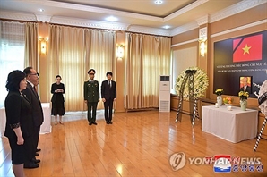 김정은, 베트남 공산당 서기장 장례식장·주북 대사관에 조화