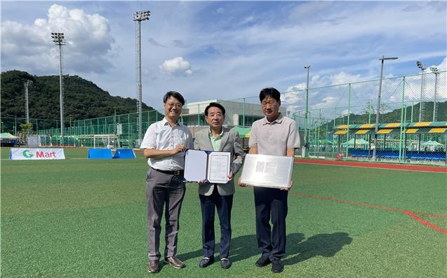 대전광역시시설관리공단 이상태(왼쪽 두번째) 이사장이 안영생활체육시설단지 축구장 KFA 경기장 인증서를 받고 기념촬영을 하고 있다. 사진제공=대전광역시시설관리공단