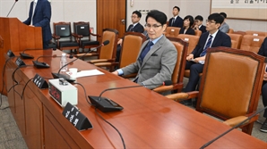 청문회 출석해 김건희 여사의 빈 증인석 바라보는 최재영 목사