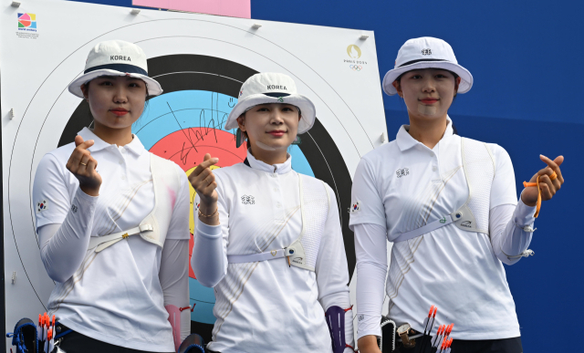 25일 오전(현지시간) 프랑스 파리 앵발리드 경기장에서 열린 2024파리올림픽 여자 리커브 개인 랭킹 라운드 경기. 오른쪽부터 임시현, 전훈영, 남수현. 파리=올림픽사진공동취재단