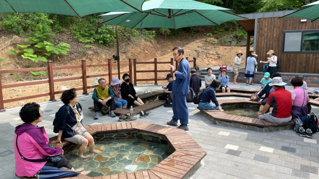 태학산 치유의 숲을 찾은 시민들이 족욕을 즐기고 있다. 사진제공=천안시