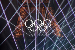 파리올림픽 밝히는 에펠탑 레이저쇼
