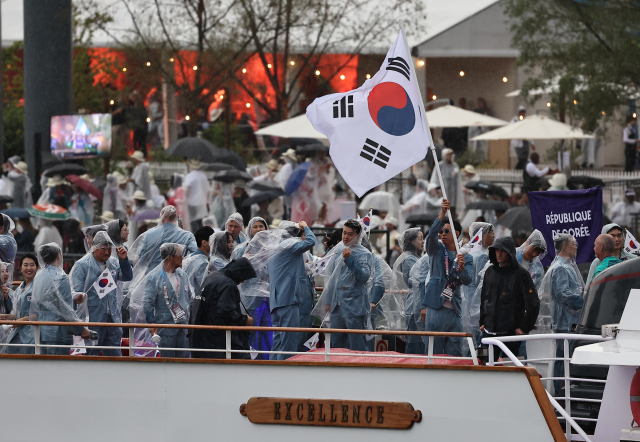 2024 파리 올림픽 개막식이 열린 27일(한국 시간) 한국 선수단을 태운 배가 프랑스 파리 이에나 다리를 지나고 있다. 파리=성형주 기자